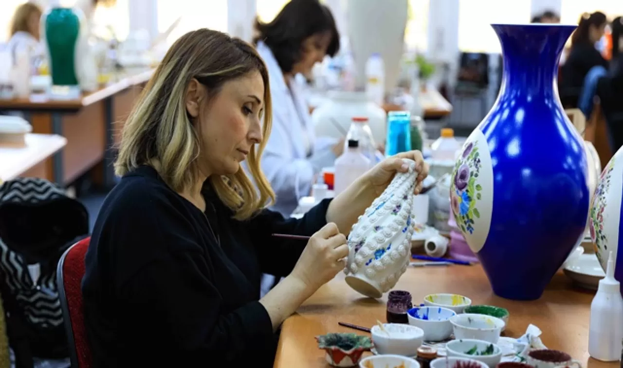 Yıldız Çini Fabrikası'nın Kaybolmuş Kokusu Tarihi Dokuda Yaşıyor