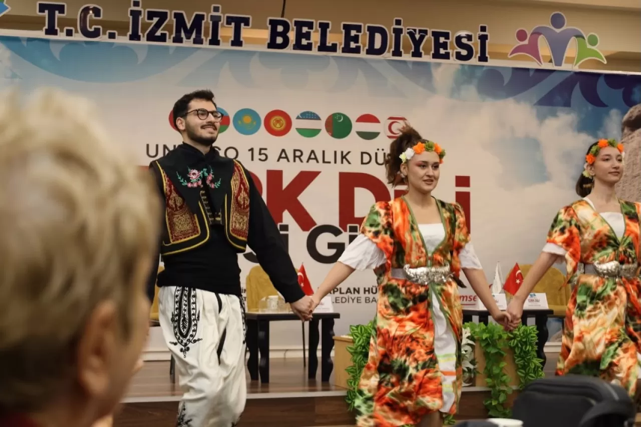 İzmit'te Dünya Türk Dili Ailesi Günü Kutlandı