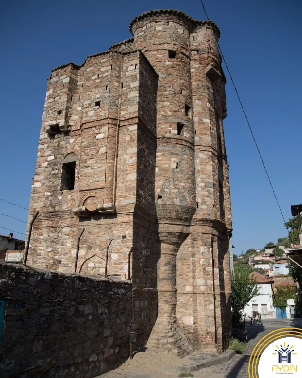 Koçarlı'da Tarihi Cihanoğlu Kulesi Zamana Direniyor