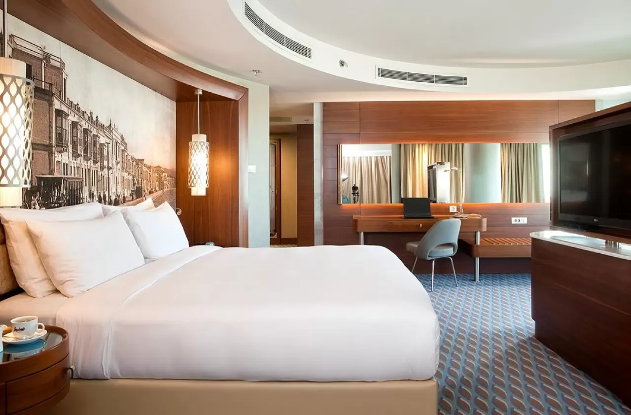 Renaissance İzmir Otel, Modern Tasarımıyla Misafirlerine Özel Bir Konfor Alanı Sunuyor