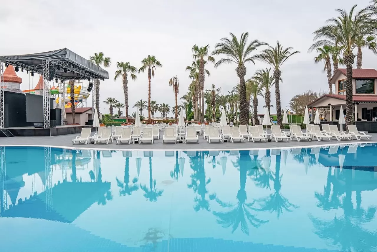 Aydınbey Famous Resort Otel, Mavinin ve Mimarının Kusursuz Uyumuyla Dikkat Çekiyor