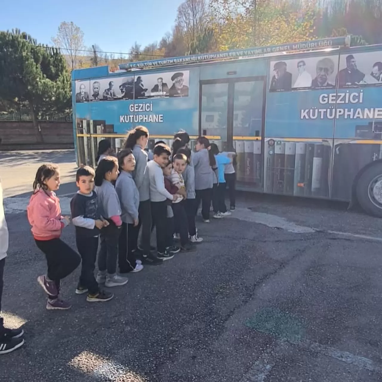 Bartın'da Gezici Kütüphane Hasankadı İlkokulu'nda Öğrencilerle Buluştu