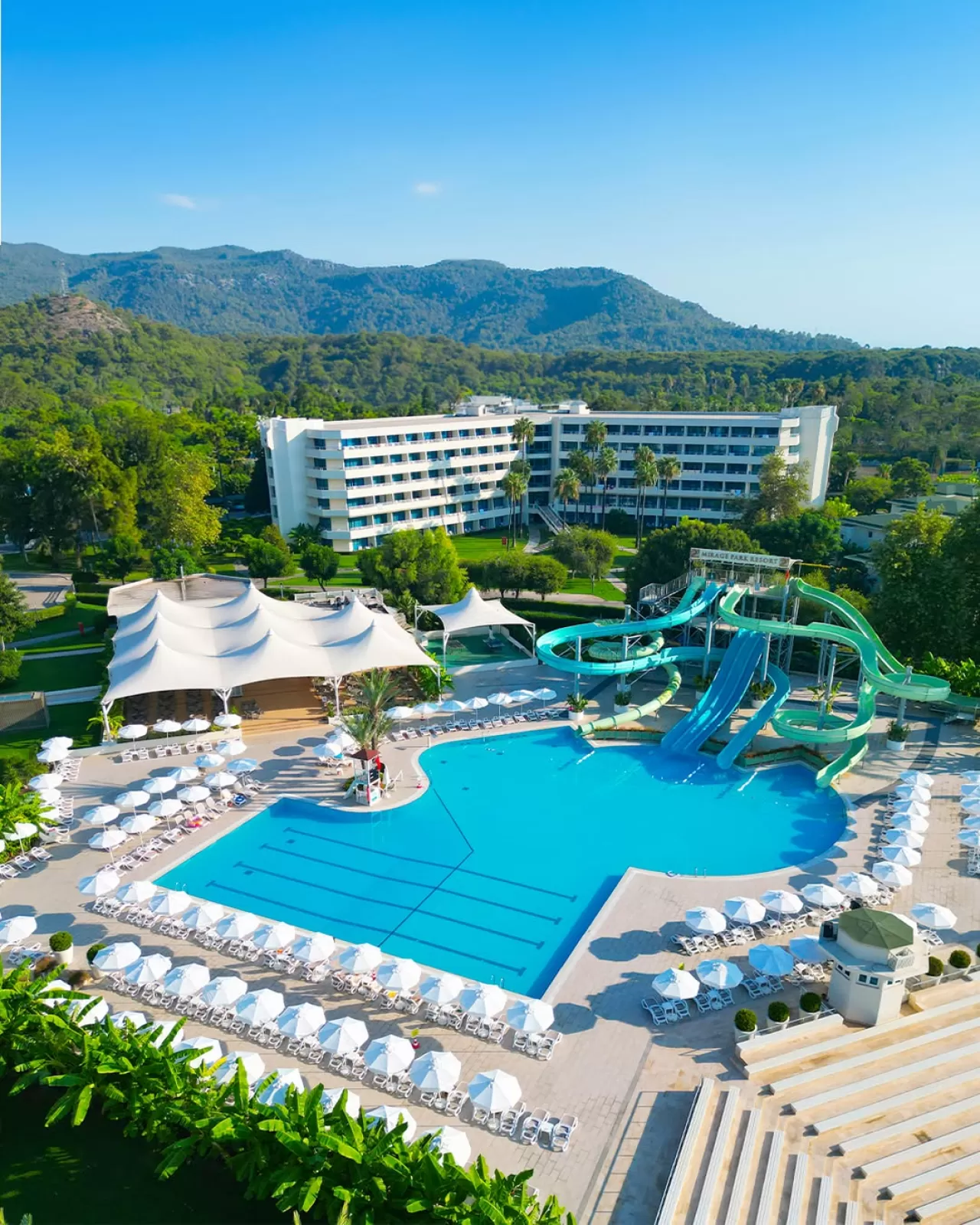 Mirage Park Resort, Mavinin ve Yeşilin Buluştuğu Tatil Olanağı Sunuyor