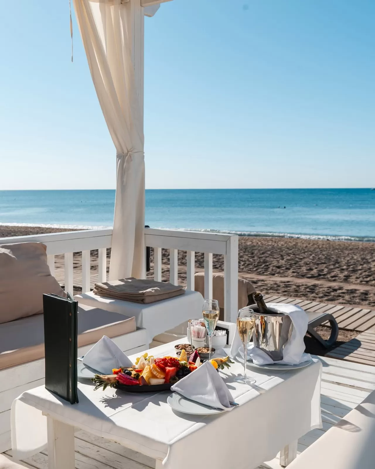 Adora Resort Otel, Denize Sıfır Pavilyonlarla Misafirlerini Ağırlıyor