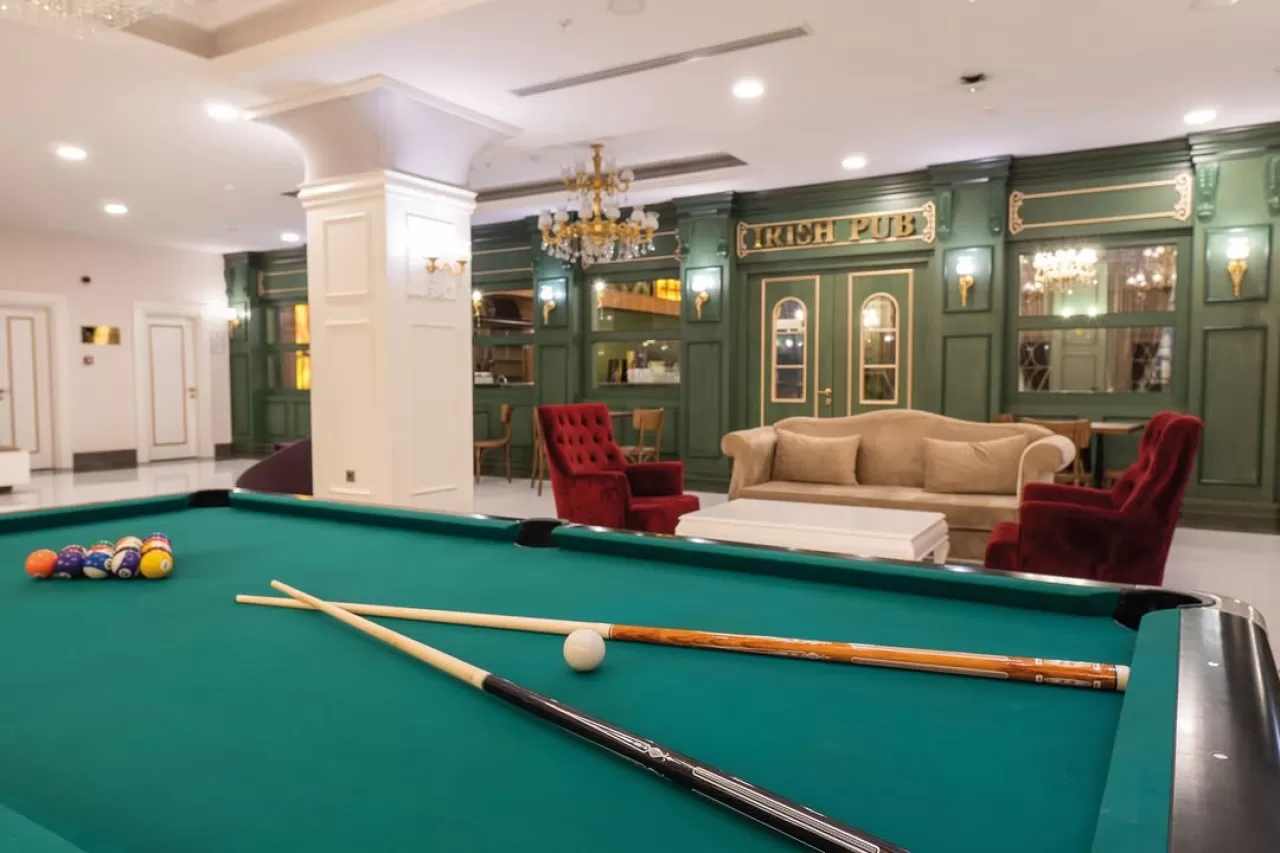 Side Royal Palace Hotel & SPA'da Gece Eğlencesi: Irish Pub'ta Bilardo Keyfi