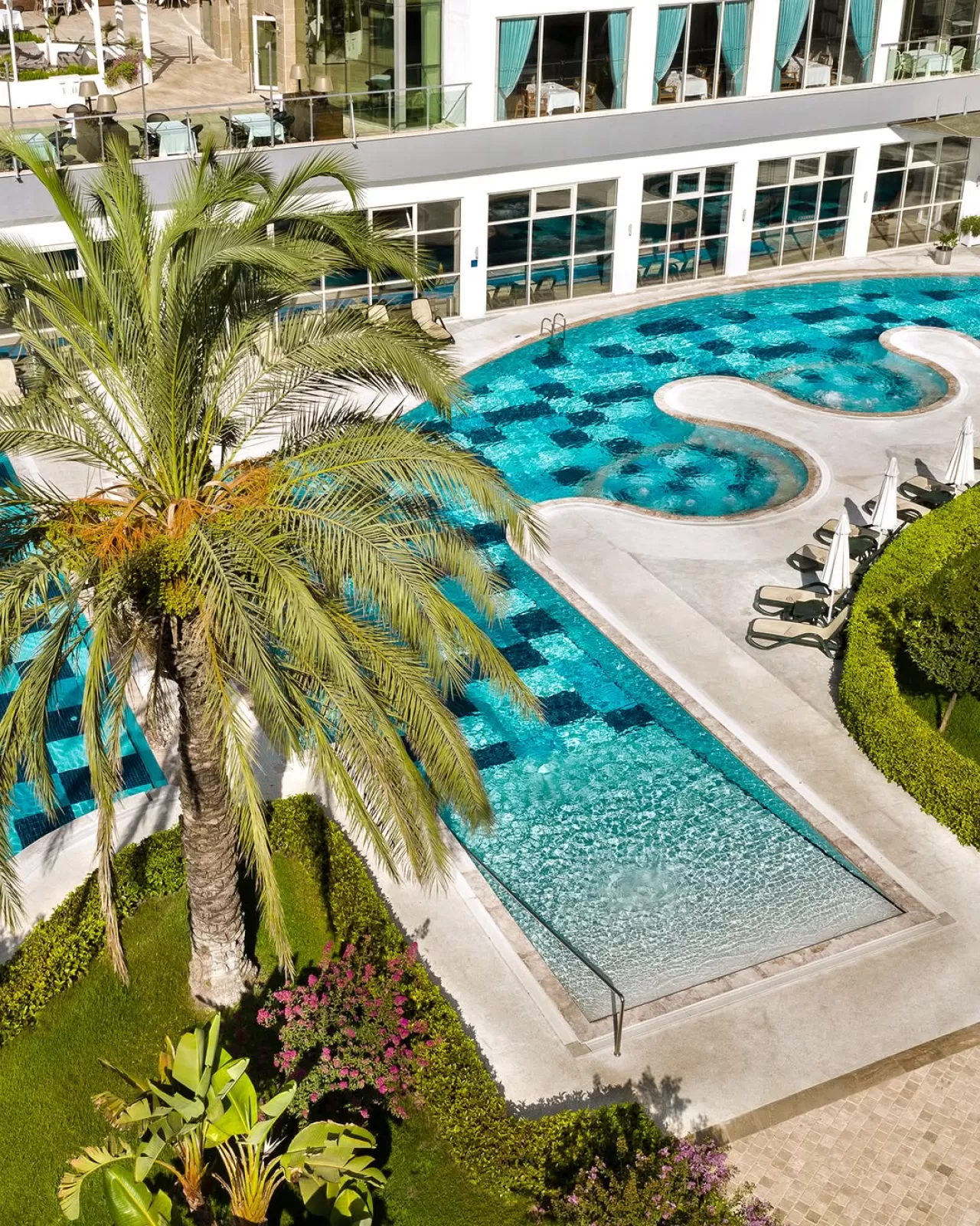 Sherwood Exclusive Lara'da Yıl Boyu Konfor: Isıtmalı Açık Yüzme Havuzu