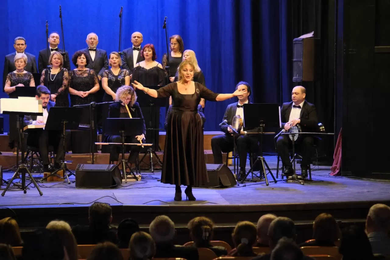 Ayşe Sağyaşar, Adana'da Dev Kadrolu Konserle Sahnedeydi