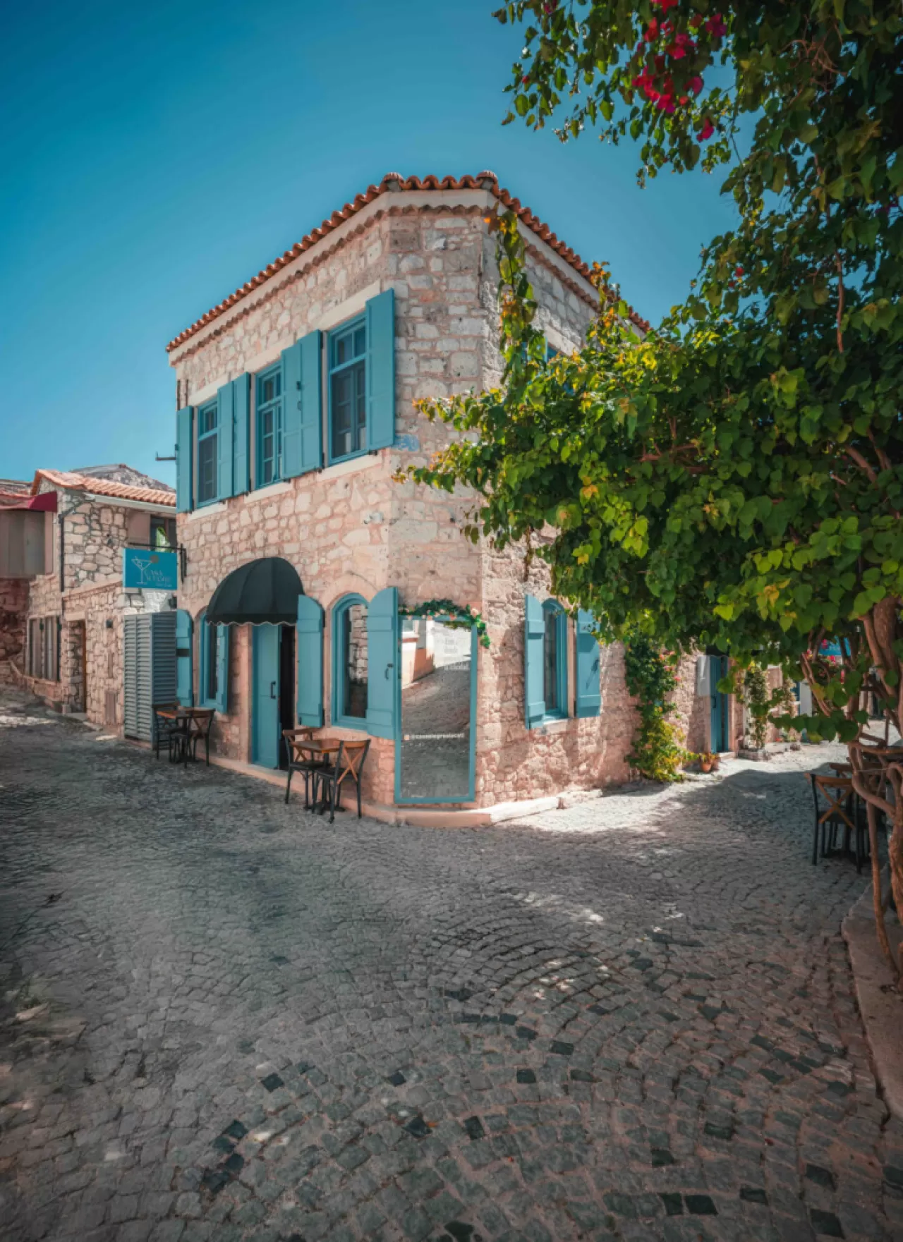 Alaçatı'nın Rüzgarlı Mutfağı: Bin Yıllık Ot Kültürü ve Taş Evlerde Pişen Lezzetler