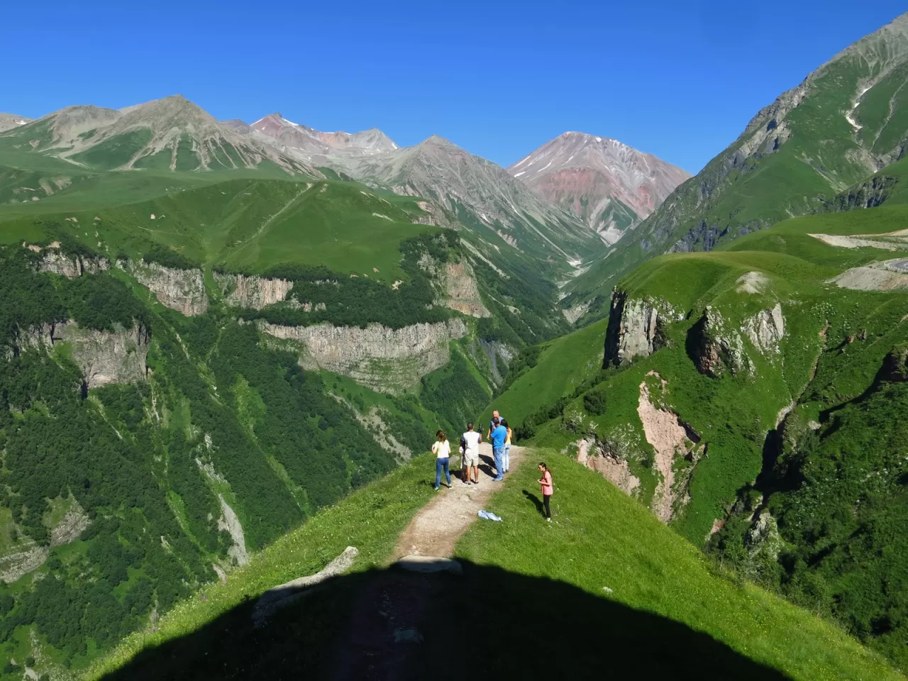 Kafkaslar'ın Görkemli Zirvesi Kazbek Dağı ve İkonik Gergeti Kilisesi'ne Yolculuk