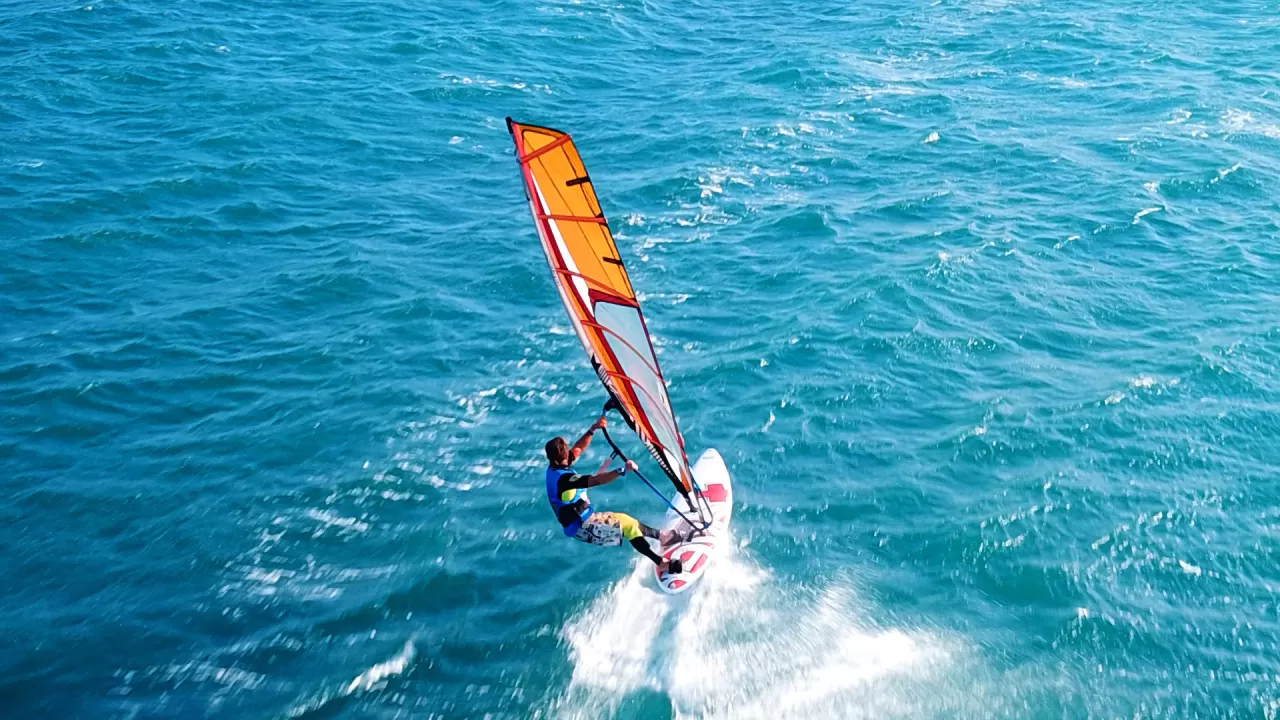 Rüzgarın Peşinde: Sörf ve Sürdürülebilir Enerjiyi Buluşturan Eko-Macera