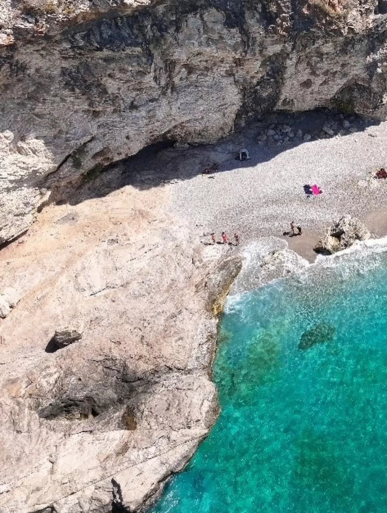 Fethiye'de Saklı Cennet: Könül Plajı'nın Doğal Havuzu Ziyaretçileri Büyülüyor