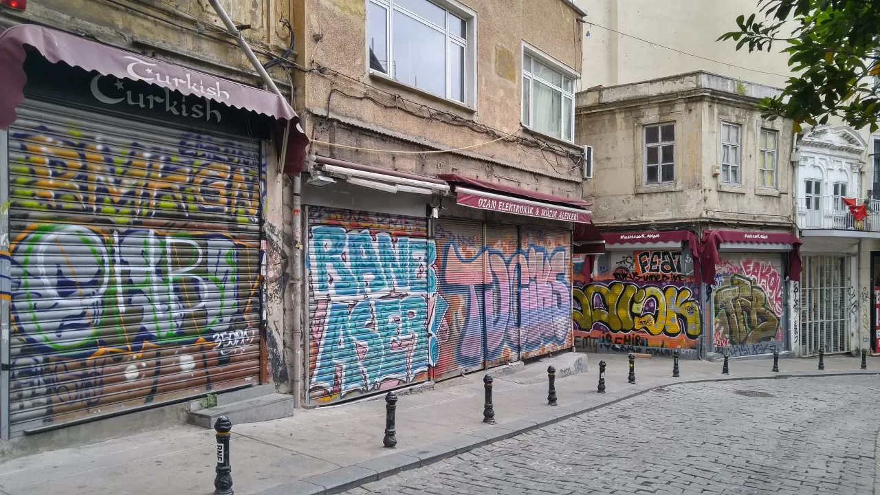 İstanbul'un Duvarları Konuşuyor: Sokak Sanatının Beş Durakta Yükselişi