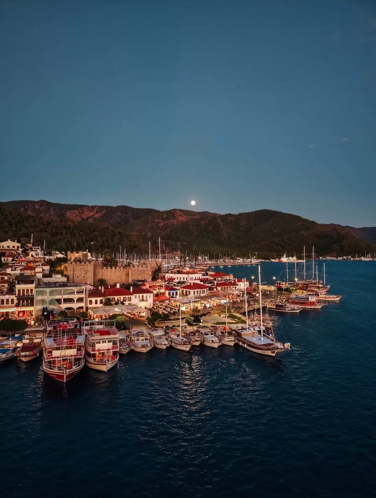 Marmaris'te Gün Batımı ve Şehir Işıklarının Büyüsü