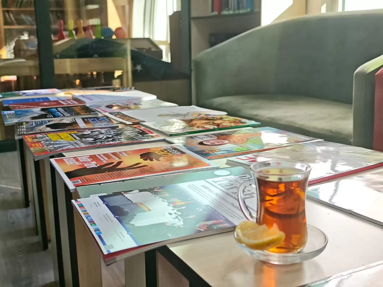 Ardanuç İlçe Halk Kütüphanesi'nde Yeni Dergi Sayıları Okuyucularla Buluştu