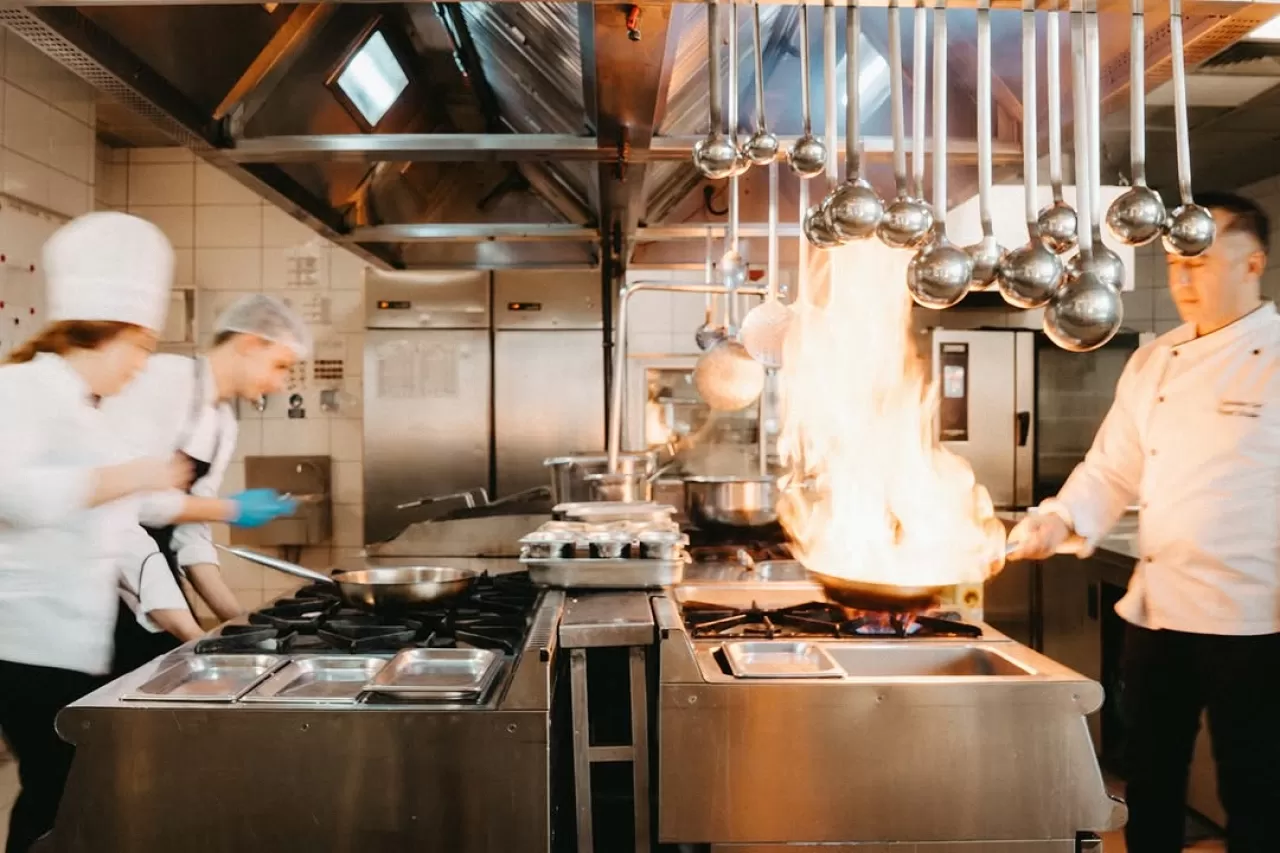 Ramada Plaza Konya'da Mutfak Ekibi Titizlikle Çalışıyor