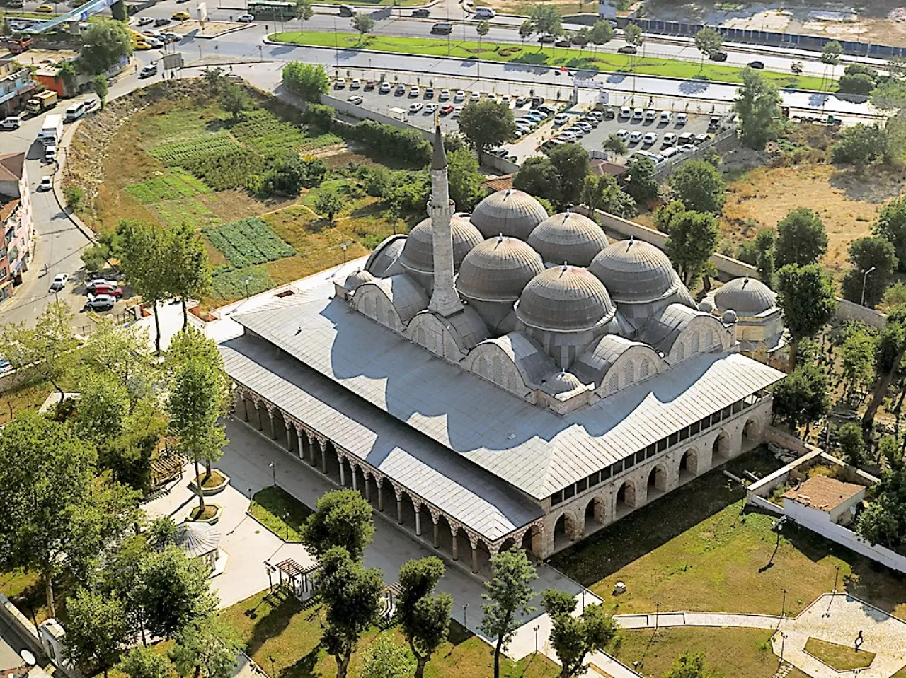 Piyale Paşa Camii Avlusunda Çay Keyfi: Gerçek mi, Kurgu mu?