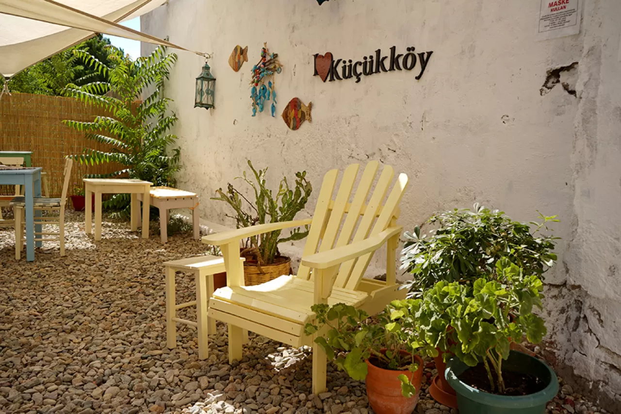 Küçükköy'ün Gizemli Başlığı: Edebi Bir Sır mı, Metaforik Bir Betimleme mi?