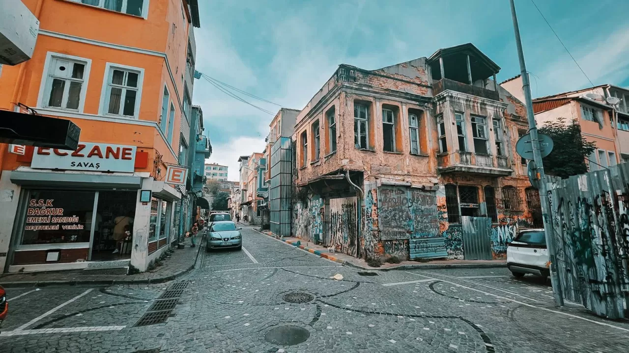 Balat'ın Renkli Sokaklarında Kurgusal Bir Macera: Boyacı Bekir'in Kayıp Fırçası