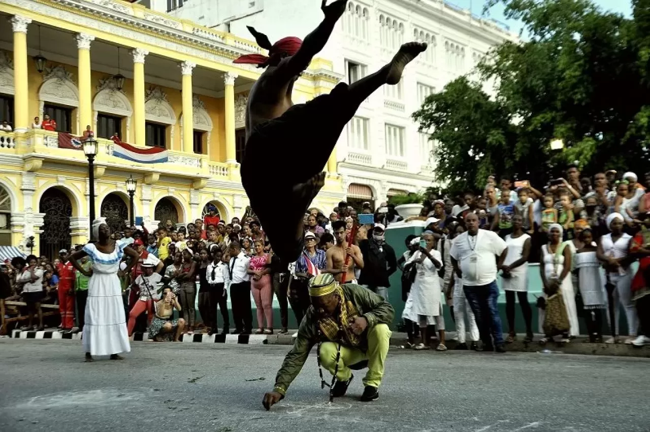 Santiago de Cuba'da Ateşle Dans: Karayipler'in Ruhu Fiesta del Fuego'da Hayat Buluyor