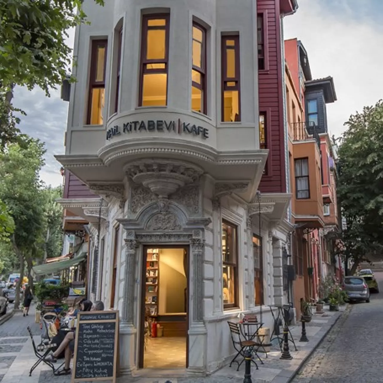 Kuzguncuk'un Sabah Ritüeli: Fırıncı Dede Sokağı'nda Simit Kokusuyla Buluşma