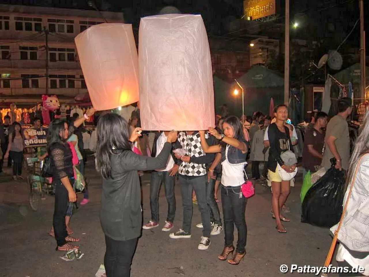 Tayland'ın Işık ve Su Festivali Loy Krathong'un Büyüsü