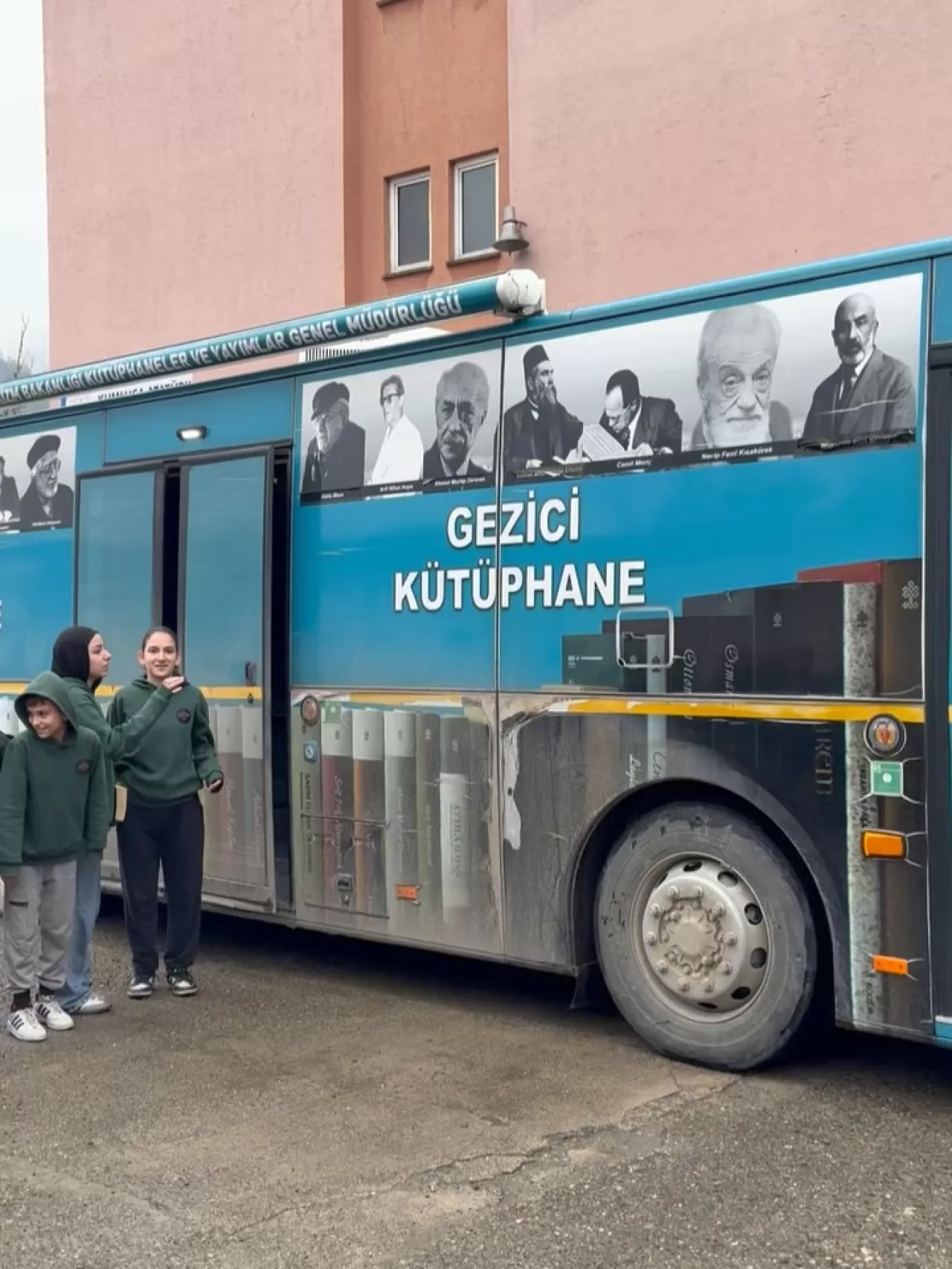 Bartın'da Gezici Kütüphane, Kumluca Atatürk Ortaokulu'nda Öğrencilerle Buluştu