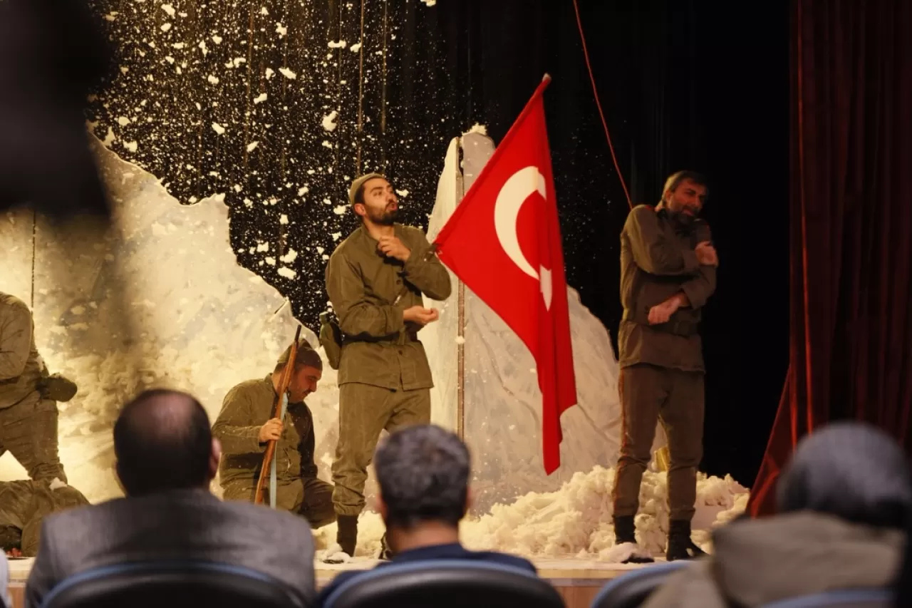 Körfez'de Kardelen Çiçekleri Tiyatro Oyunu ile Sarıkamış Harekatı Anıldı