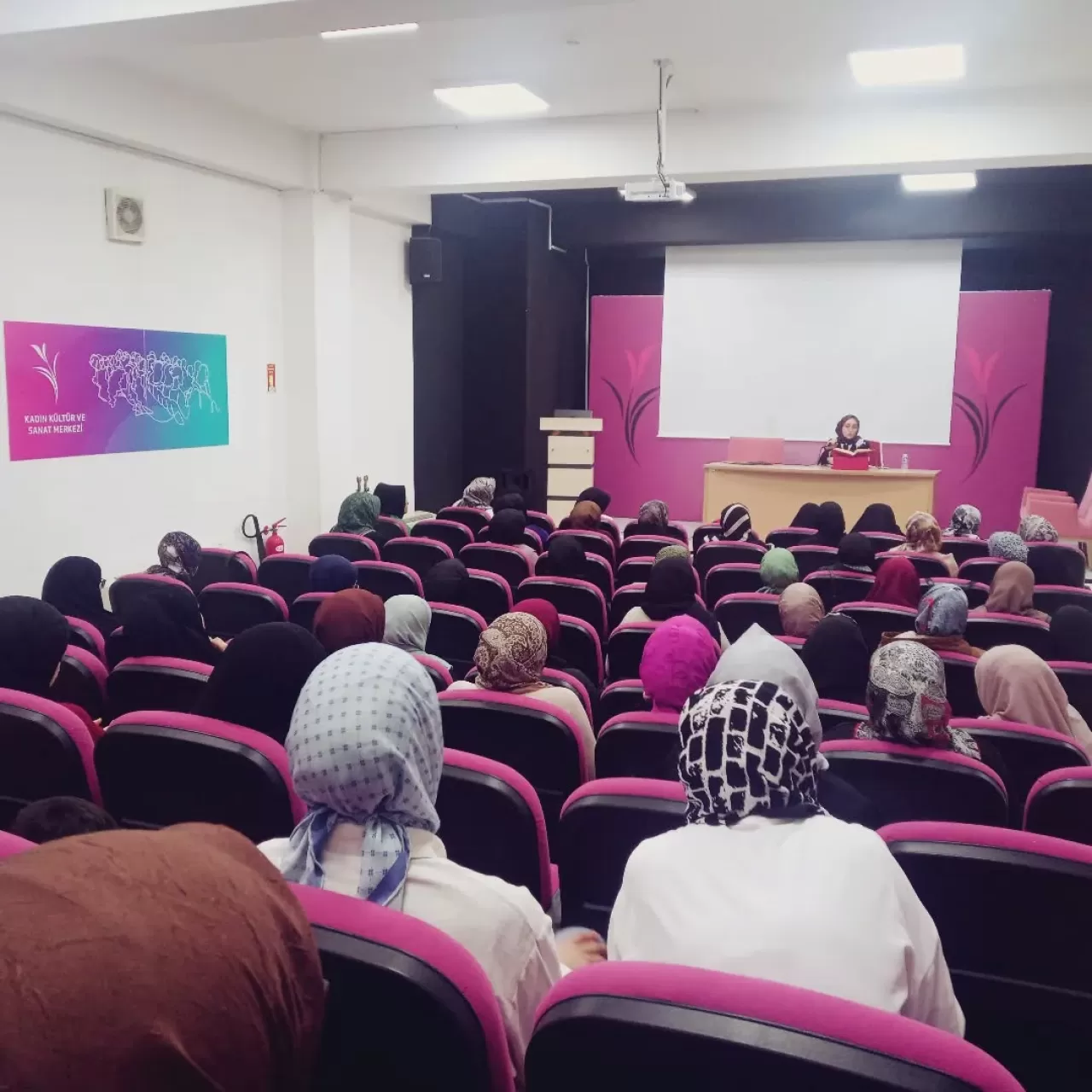 Arnavutköy'de Kadın Kültür ve Sanat Merkezi'nde Regaip Kandili Programı Düzenlendi