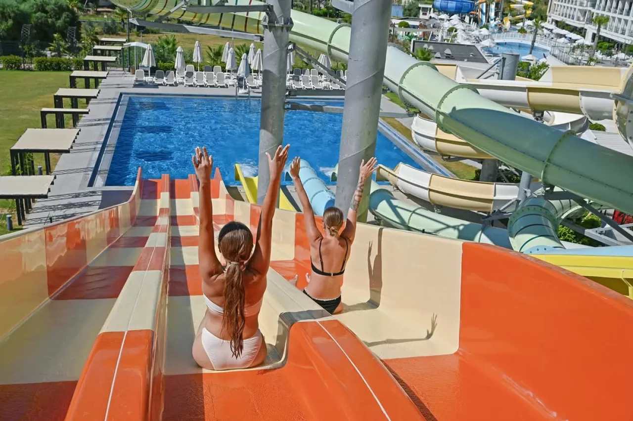 Novum Garden Side Hotel'de Açık Havuz ve Su Kaydırağı Keyfi