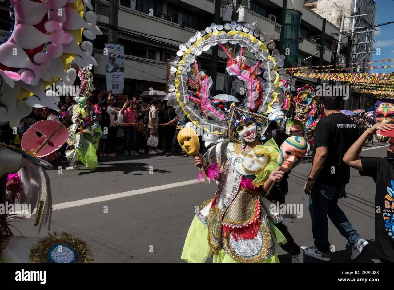Bacolod'un Gülümseyen Maskeleri: MassKara Festivali'nin Hüzünlü Kökeninden Neşe Dolu Bir Kutlamaya Dönüşümü