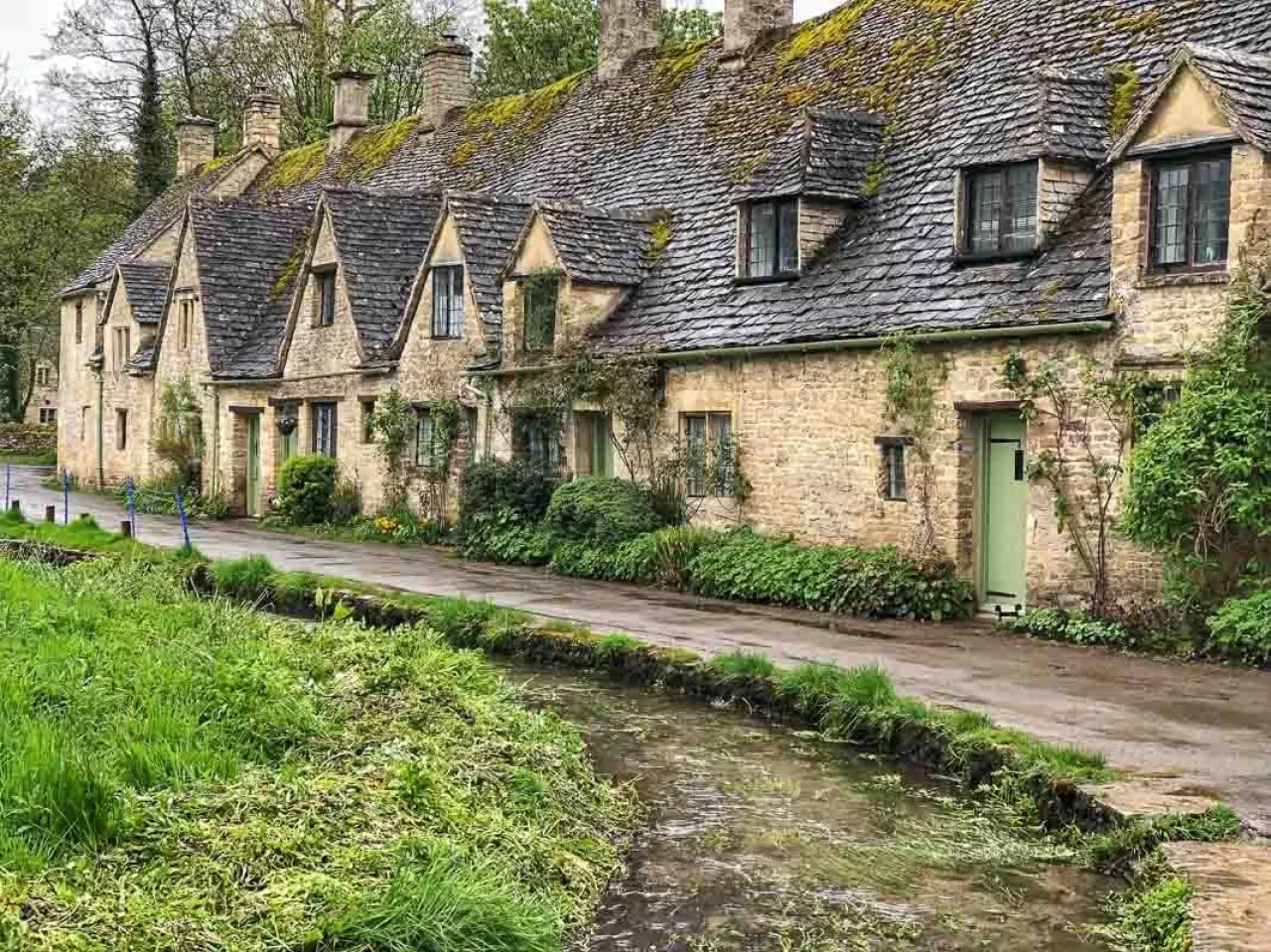 Fotoğraflara Sığmayan Huzur: Bibury Köyü'nün Gerçek Yüzü