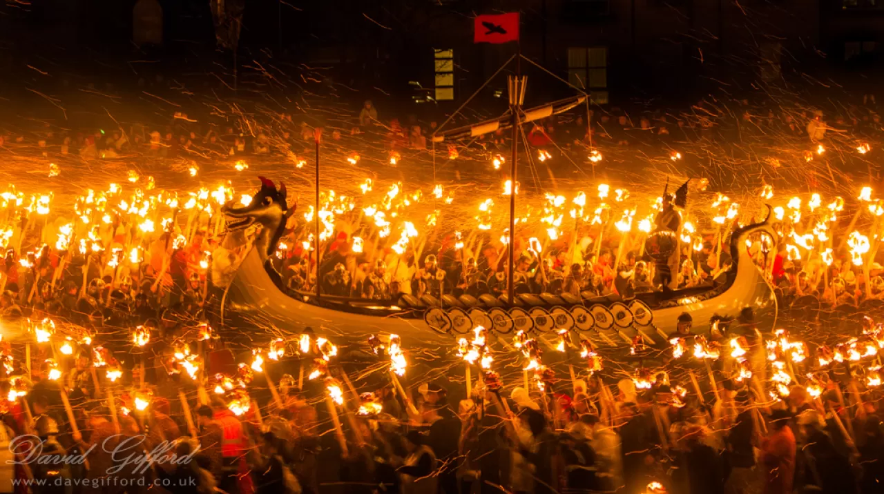 Up Helly Aa: Shetland'ın Karanlık Kış Gecelerini Aydınlatan Viking Ateş Festivali