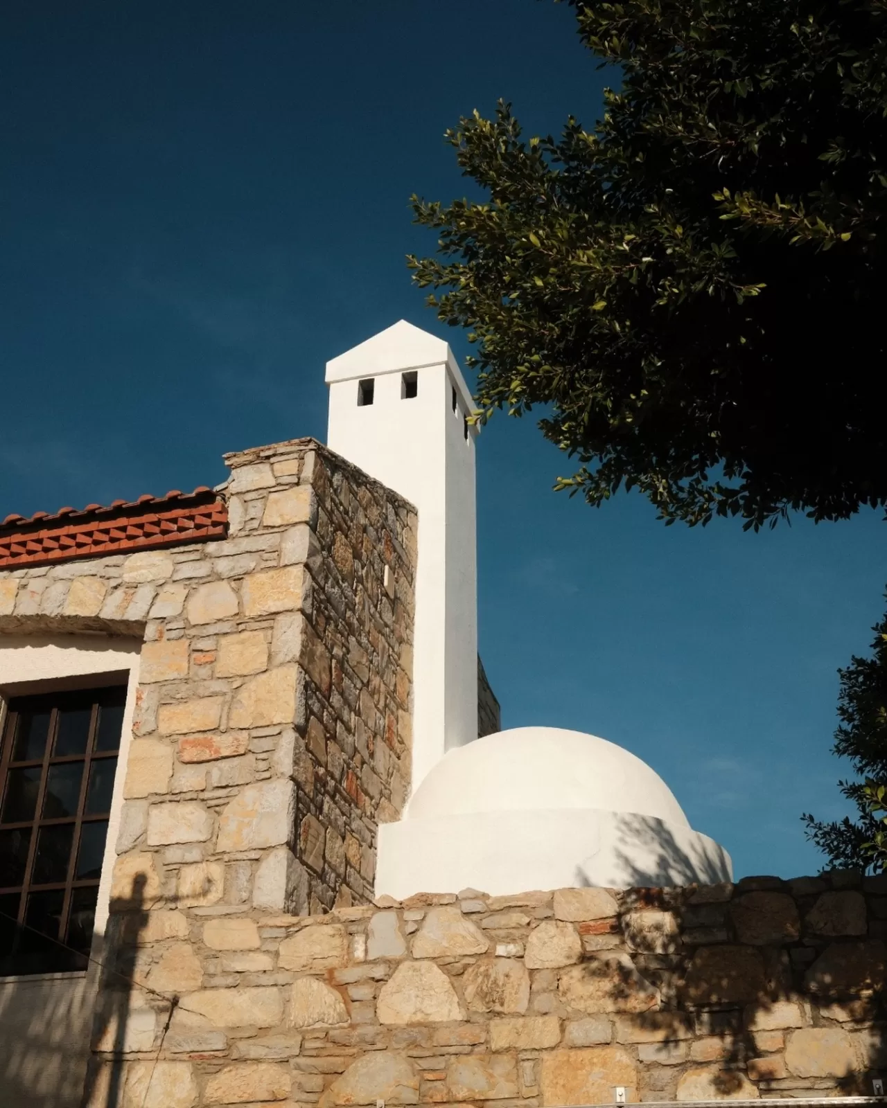 The Marmara Bodrum: Taş Dokular ve Dengeli Işıkla Tanımlanan Zamansız Bir Mimari