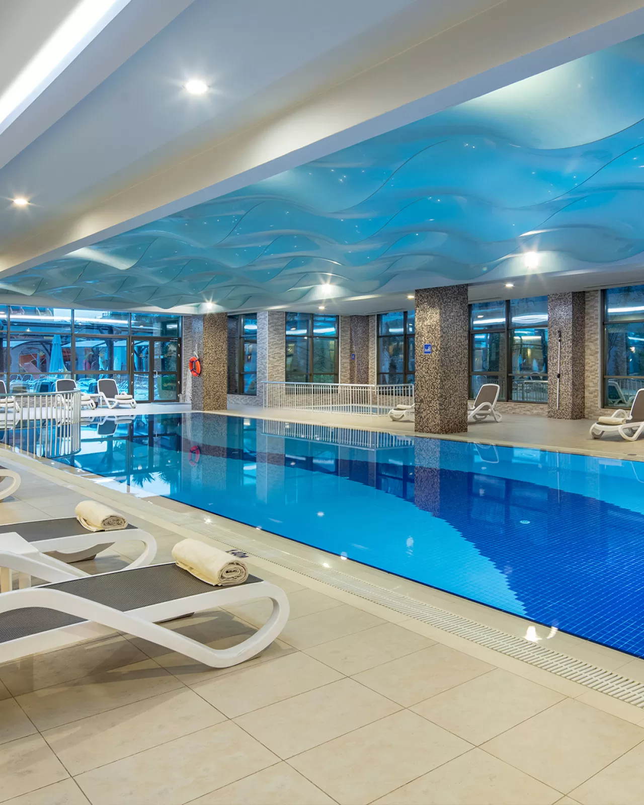 Aydınbey Kings Palace Otel, Dört Mevsim Konforlu Yüzme Deneyimi Sunuyor