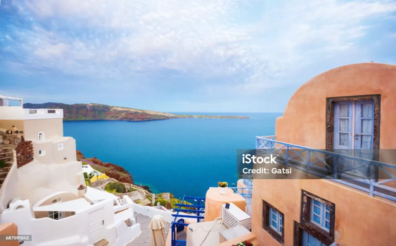 Karelerin Ötesinde Bir Rüya: Santorini'nin Filtrelenmemiş Labirentlerinin Peşinde