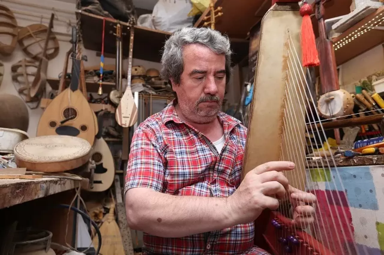 İstanbul'un Tarihi Hanlarında Kaybolan Müziğin Peşinde: Bir Enstrüman Canlandırma Ustası