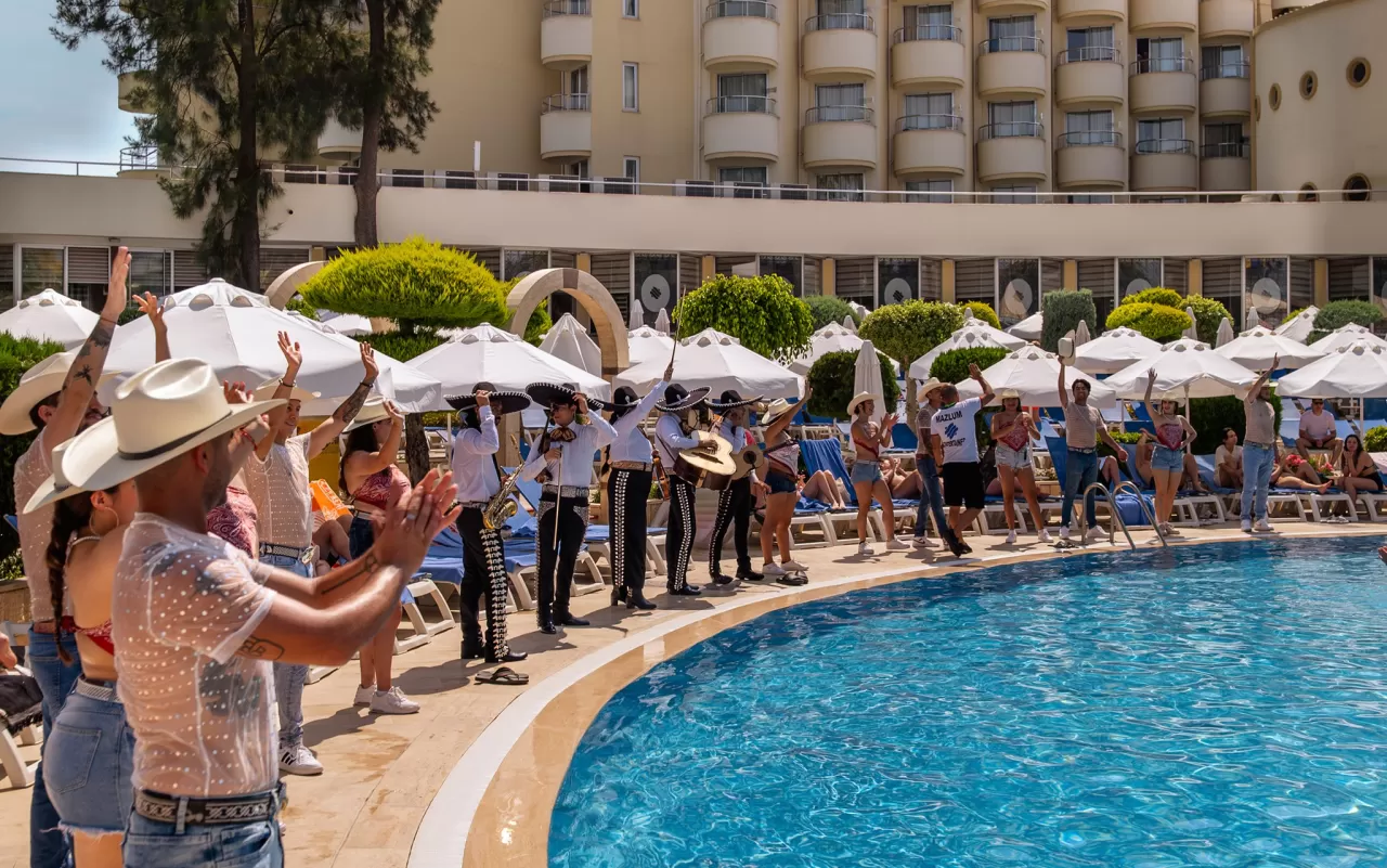 Saphir Hotel & Villas'ta Havuz Başı Eğlenceleri Tüm Hızıyla Sürüyor