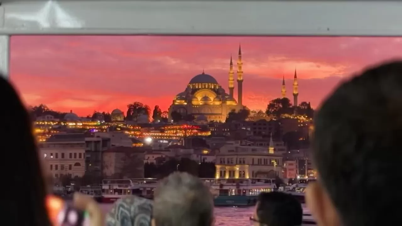 Boğaz'ın Büyüsü ve Bir Şarkı: İstanbul'da Mutluluğun Anlık Tarifi