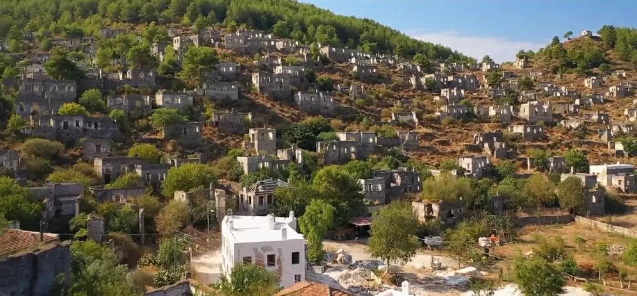 Gökçeada'nın Kalbinde Zamanın Durduğu Köy: Dereköy'ün Hüzünlü ve Umut Dolu Hikayesi