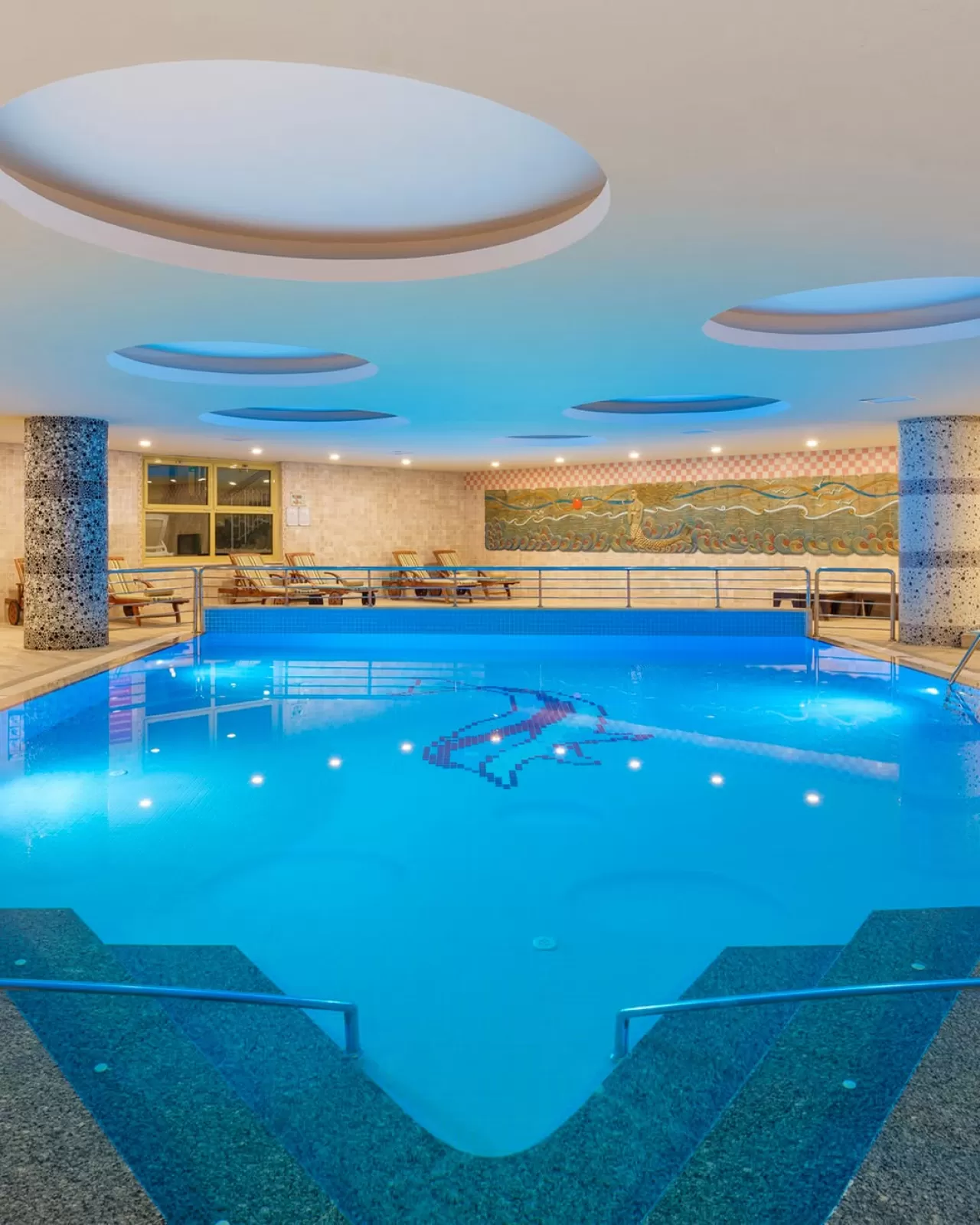 Aydınbey Famous Resort Otel'de Huzur Dolu Bir Yüzme Deneyimi