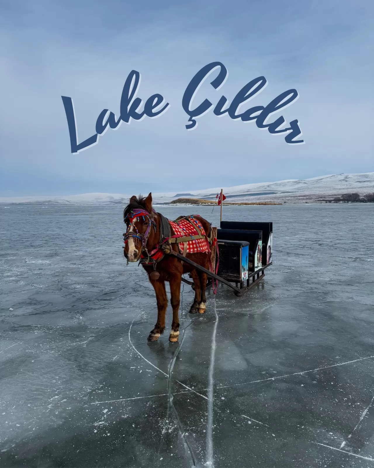 Kışın Büyüleyici Bir Görsel Şölene Dönüşüyor: Çıldır Gölü'nün Mavi ve Beyaz Uyumu