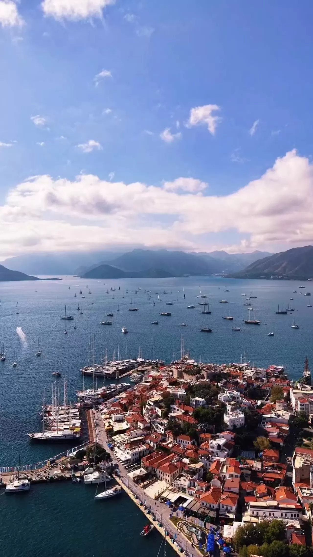 Marmaris'te Mavi Suların Üzerinde Beyaz Kuğuların Dansı