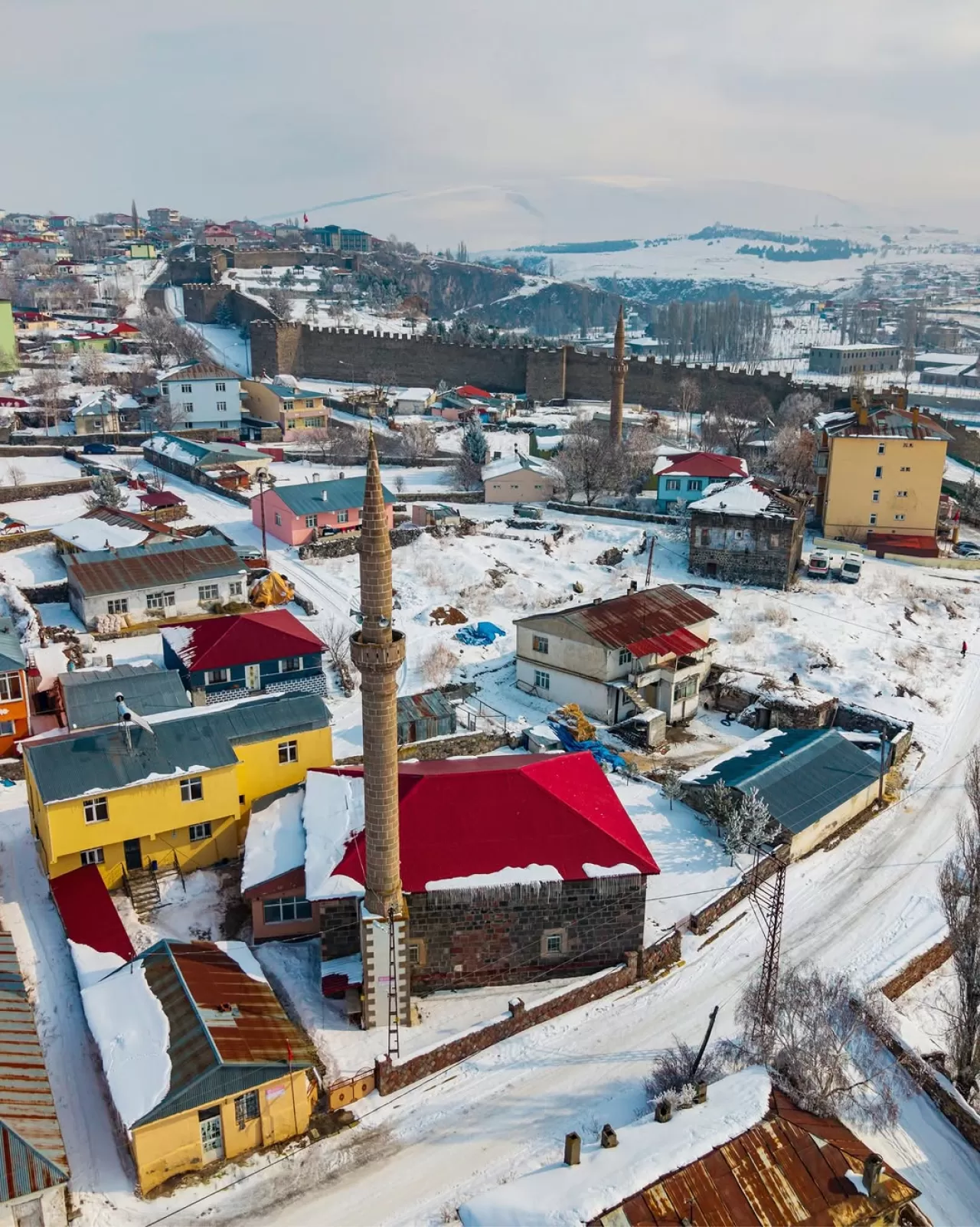 Karla Kaplı Tarih: Ardahan'da Mevlit Efendi Camii'nin Büyüleyici Manzarası