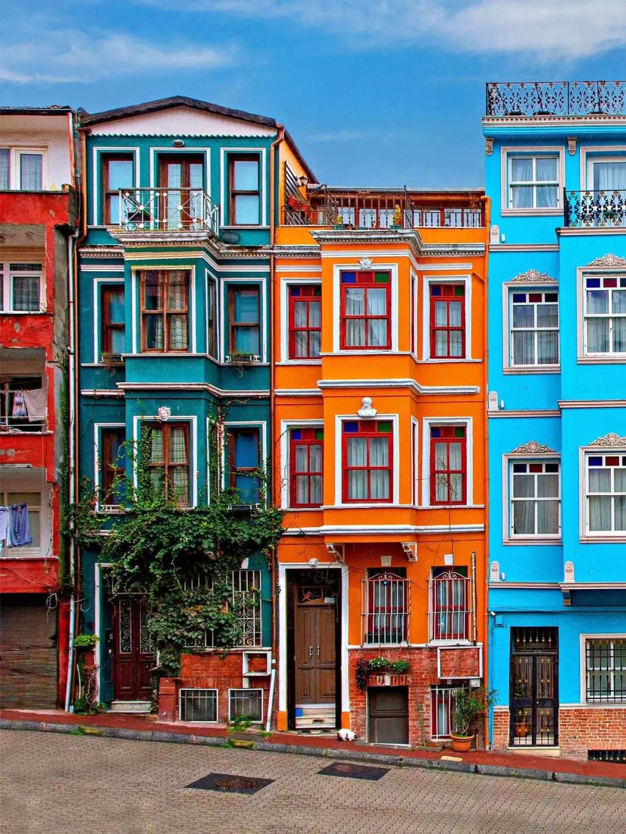 Balat'ın Renkli Cephelerinden Tarih Fışkırıyor