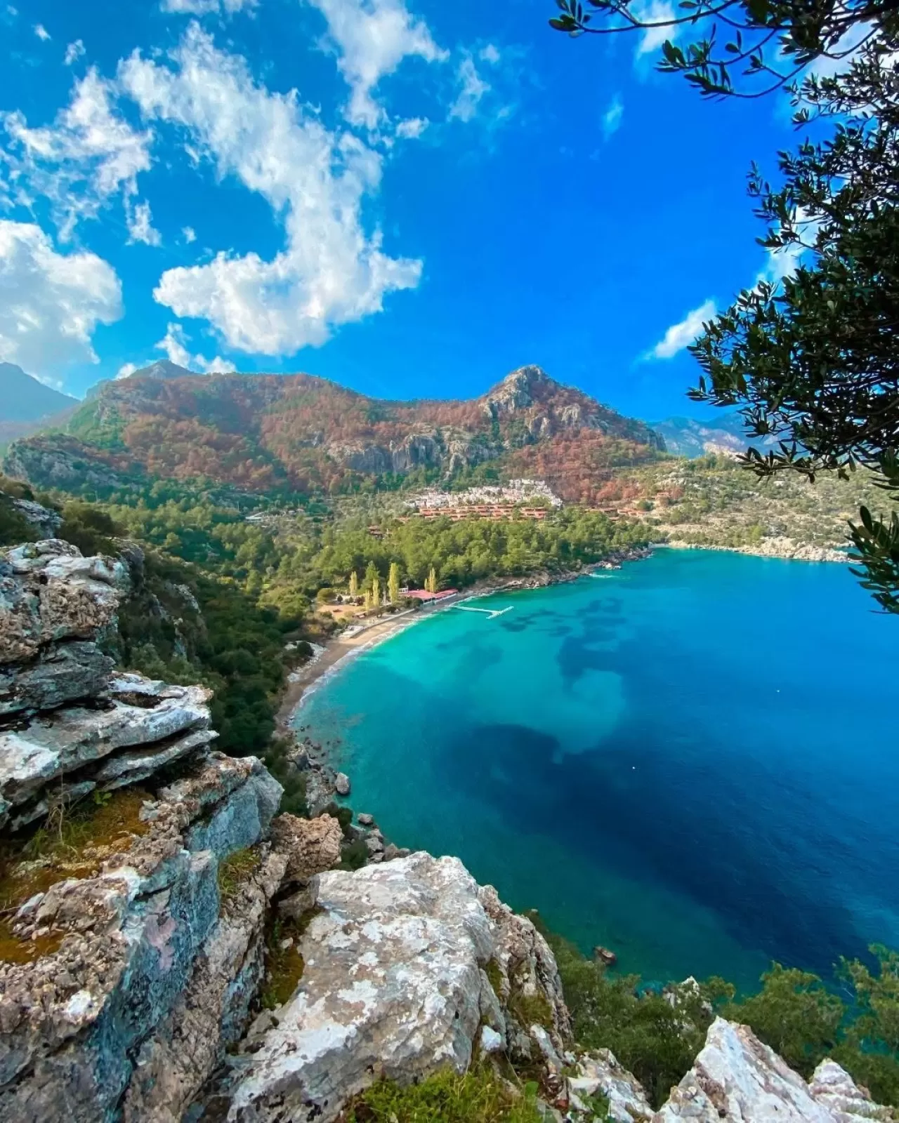 Muğla'nın Saklı Cenneti: Kayalıklardan Süzülen Mavinin Büyüsü