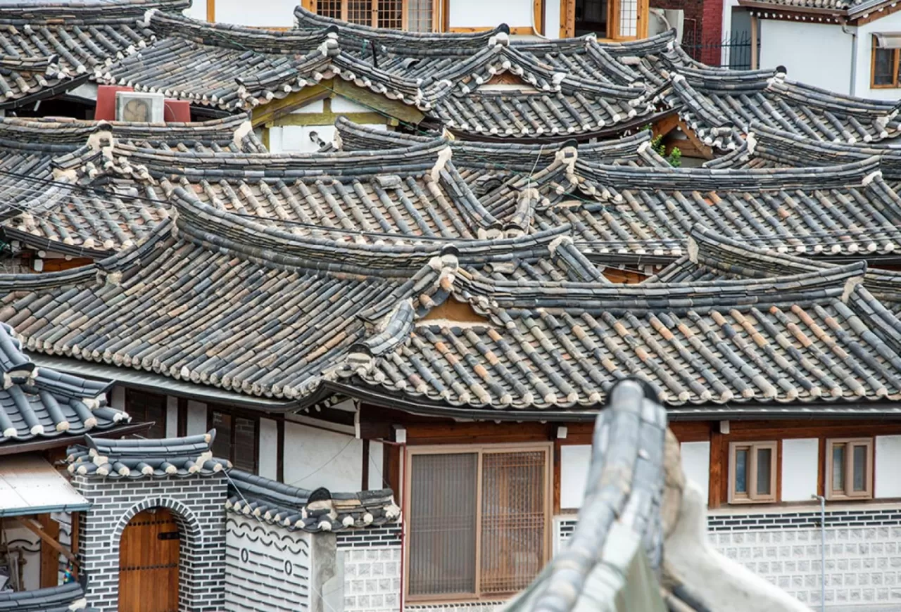 Seul'un Kalbinde Saklı Bir Cazibe: Geleneksel Hanokların Modern Bir Soluk Aldığı İkseon-dong Mahallesi