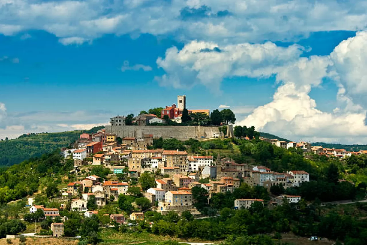 İstria'nın Saklı Mücevheri: Trüf ve Tarih Kokan Orta Çağ Kasabası Motovun