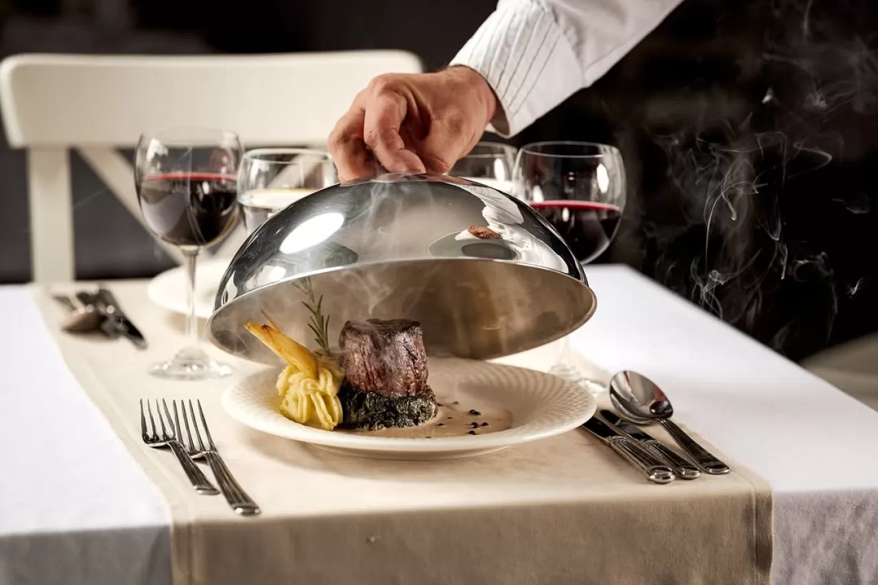 Aynı Otelde Farklı Bir Tatil Deneyimi: Royal Garden Beach'te Sofralar Şekilleniyor