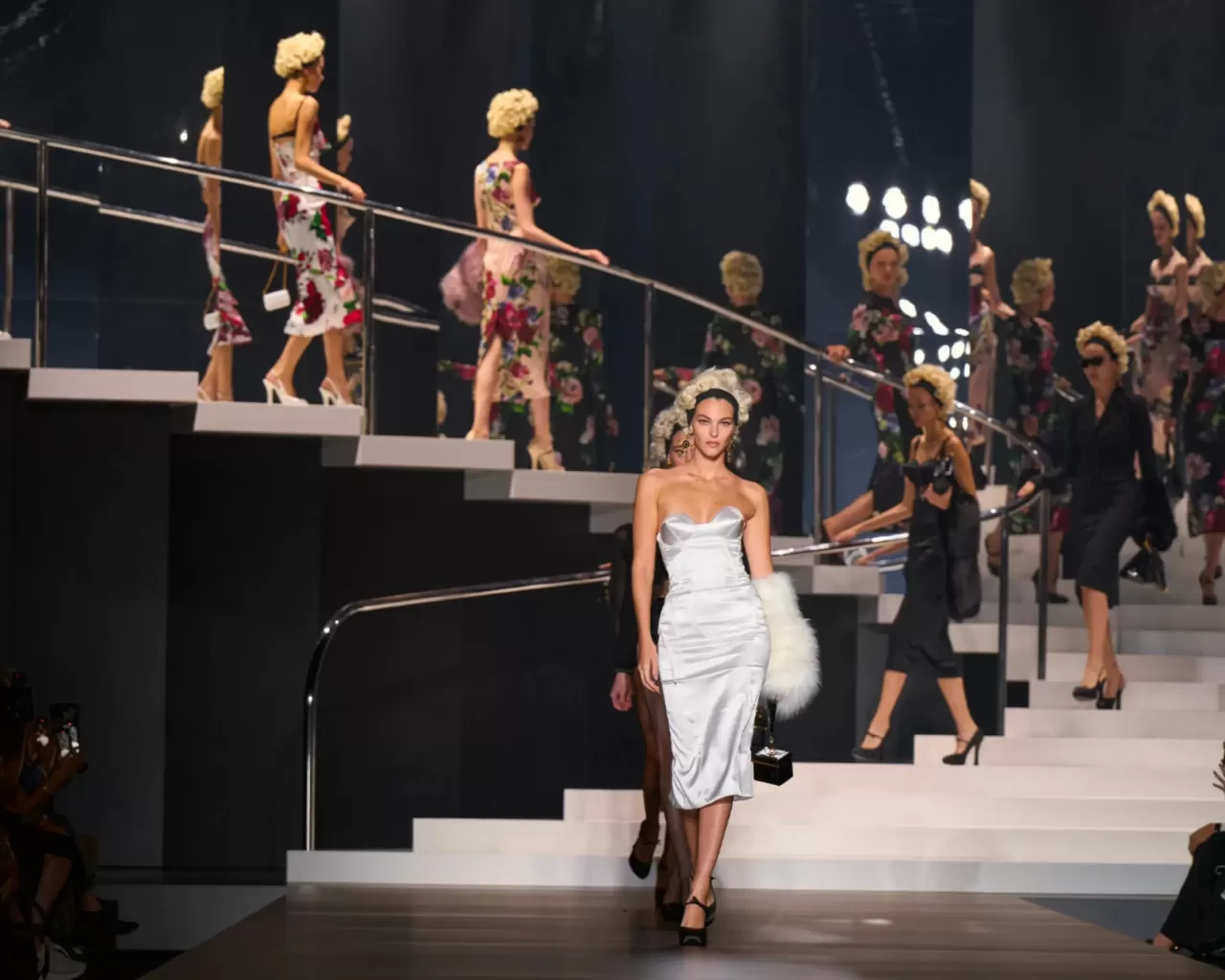 Dijital Çağda Modanın Kalbini Keşfetmek: Milano'da Pikseller ve Podyumlar Rotası