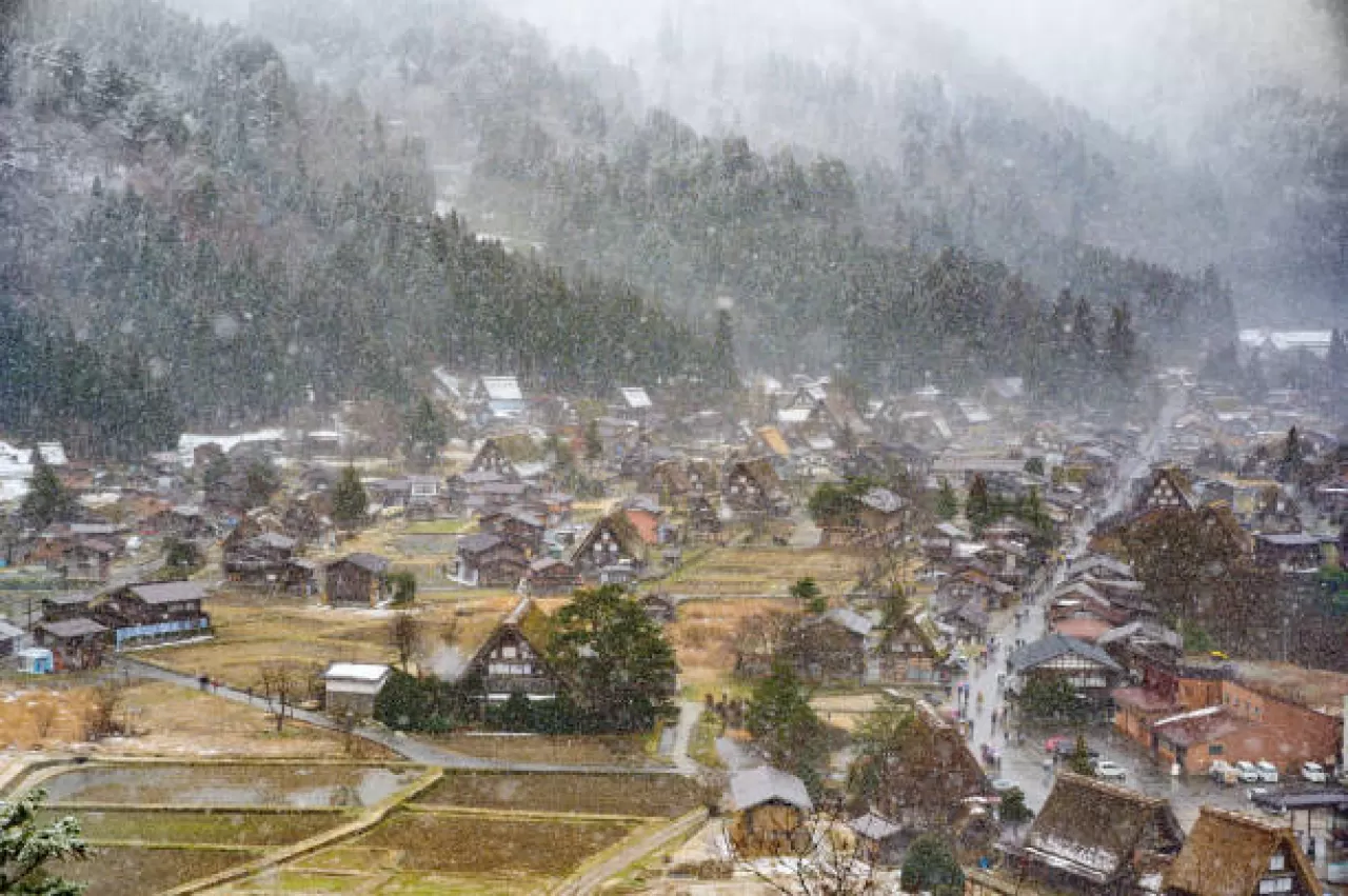 Instagram'ın Kartpostal Köyü Shirakawa-go: Görsel Şölenin Arkasındaki Koruma Mücadelesi